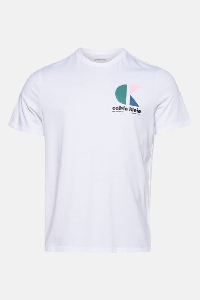 T-shirt blanc à manches courtes de Calvin Klein avec un logo graphique coloré sur la poitrine.