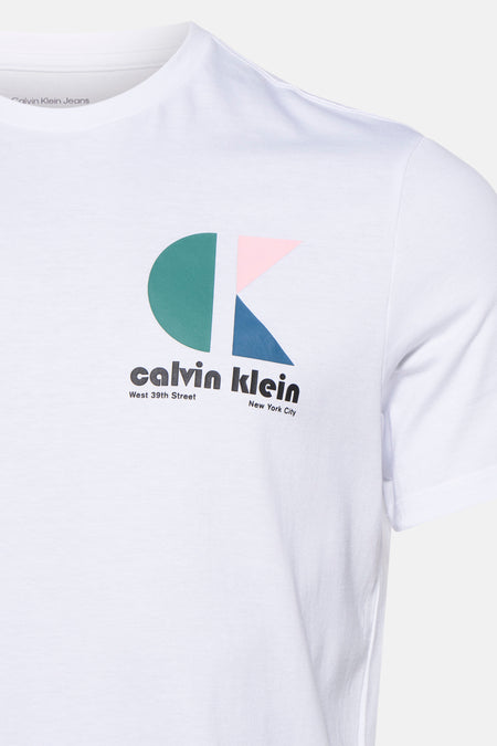 T-shirt blanc à manches courtes de Calvin Klein, avec un logo graphique 'CK' et des coordonnées.