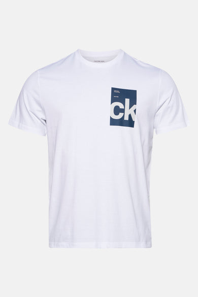 T-shirt blanc à manches courtes de Calvin Klein, avec une impression carrée bleu marine.