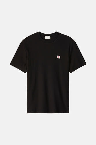 Zwart T-shirt met korte mouwen van Calvin Klein, met een fijn wafelpatroon en een klein logo op de borst.
