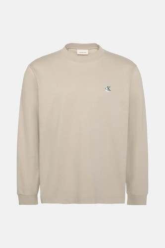 Beige T-shirt met lange mouwen van Calvin Klein Jeans, met klein logo op de borst.