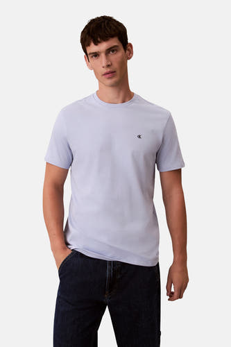 T-shirt bleu à manches courtes de Calvin Klein, vue arrière, porté avec un jeans foncé.