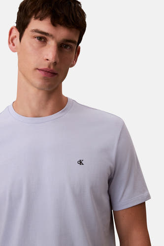 T-shirt bleu à manches courtes de Calvin Klein, avec un petit logo sur la poitrine.