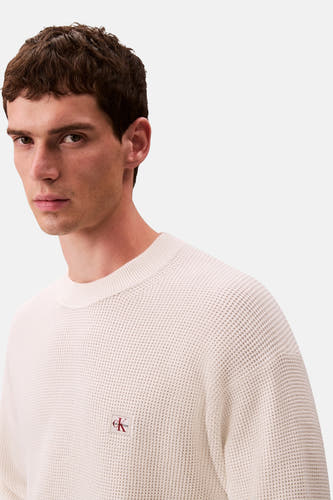 Sweat-shirt beige avec col rond de Calvin Klein, à texture rayée et petit logo.