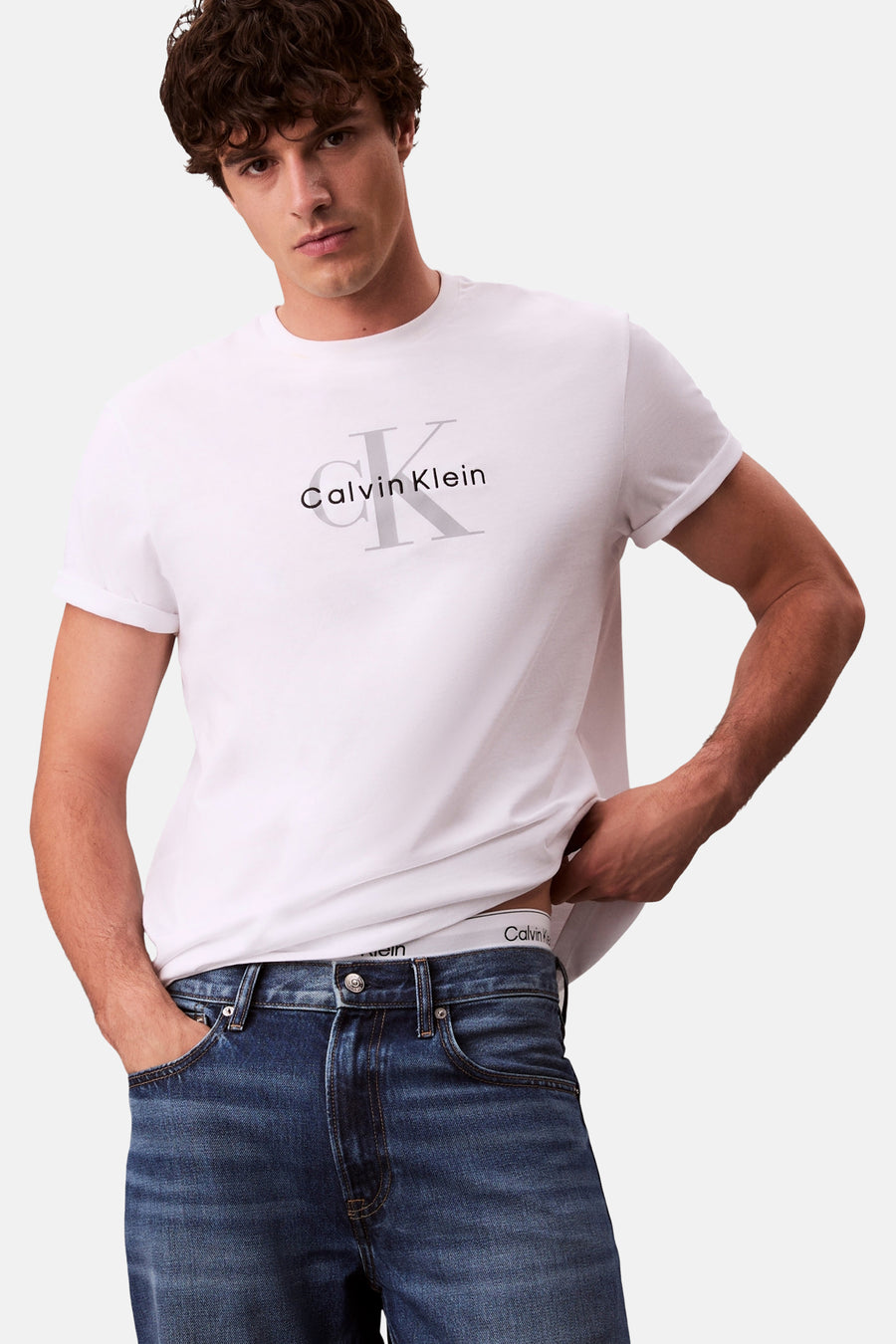 Rechte blauwe jeans van Calvin Klein, met een middelhoge taille en zichtbare onderbroekband.