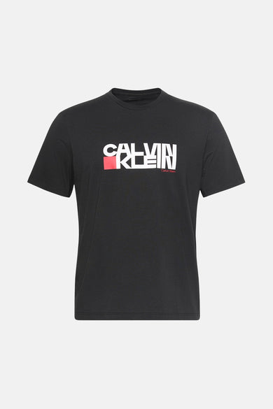 Zwart T-shirt met korte mouwen van Calvin Klein, met wit logo en een rode detail.