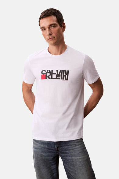 Wit T-shirt met korte mouwen van Calvin Klein, gedragen met een blauwe jeans.