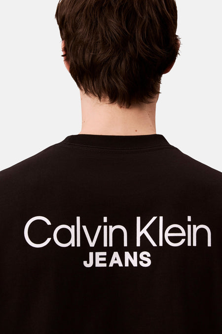 Zwart T-shirt met korte mouwen van Calvin Klein Jeans, met witte logo print op de rug.