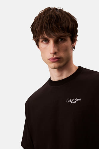 T-shirt noir à manches courtes de Calvin Klein Jeans, vue de face rapprochée.