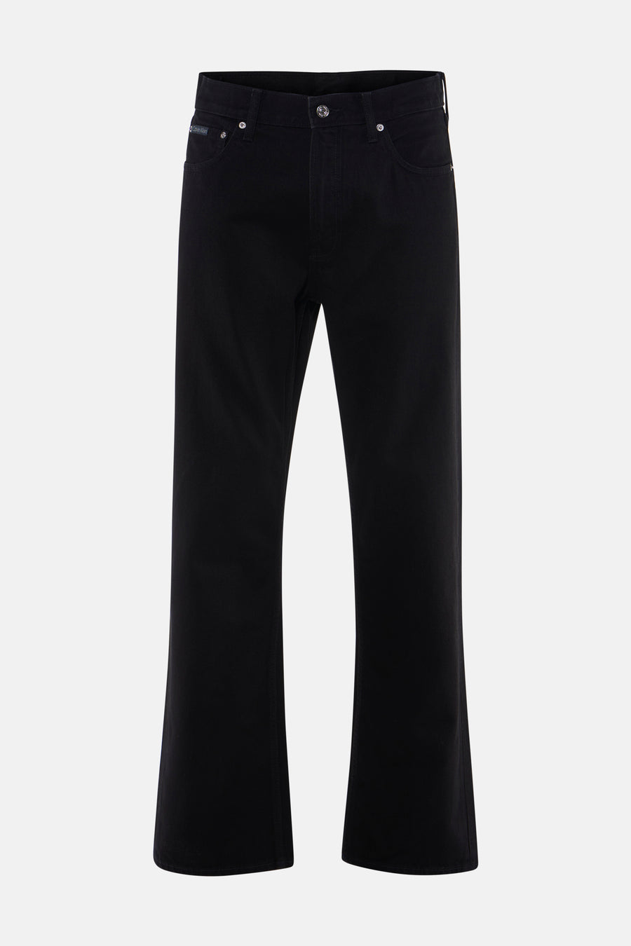 Jean droit en denim noir de Calvin Klein, avec un patch logo et une fermeture à boutons sur le devant.