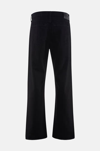 Jean droit noir de Calvin Klein, avec poches arrière et une étiquette de marque noire sur la ceinture, vue arrière.