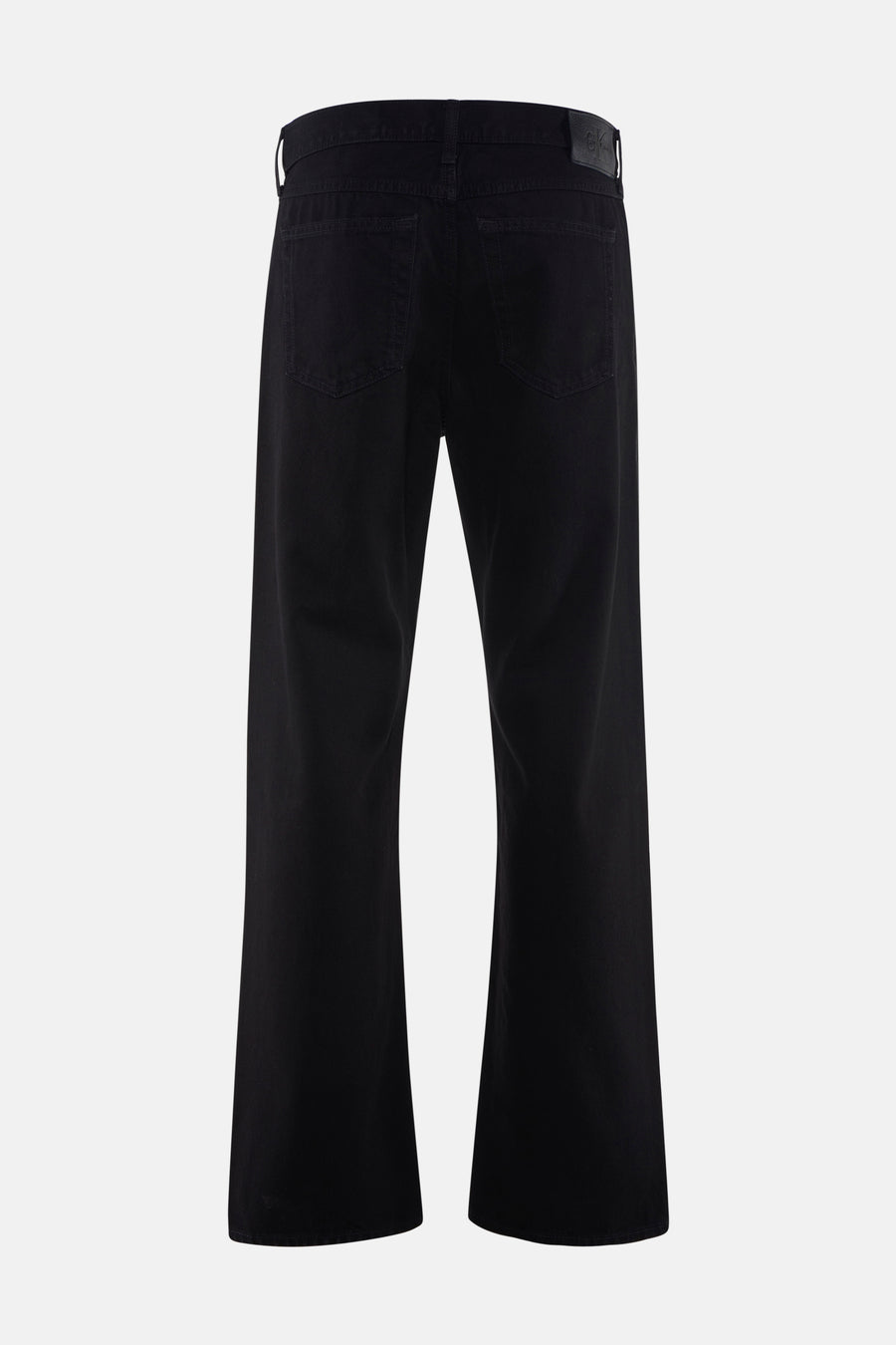 Jean droit noir de Calvin Klein, avec poches arrière et une étiquette de marque noire sur la ceinture, vue arrière.