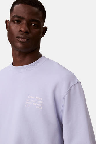 Gilet marron de Calvin Klein avec un petit texte sur la poitrine.