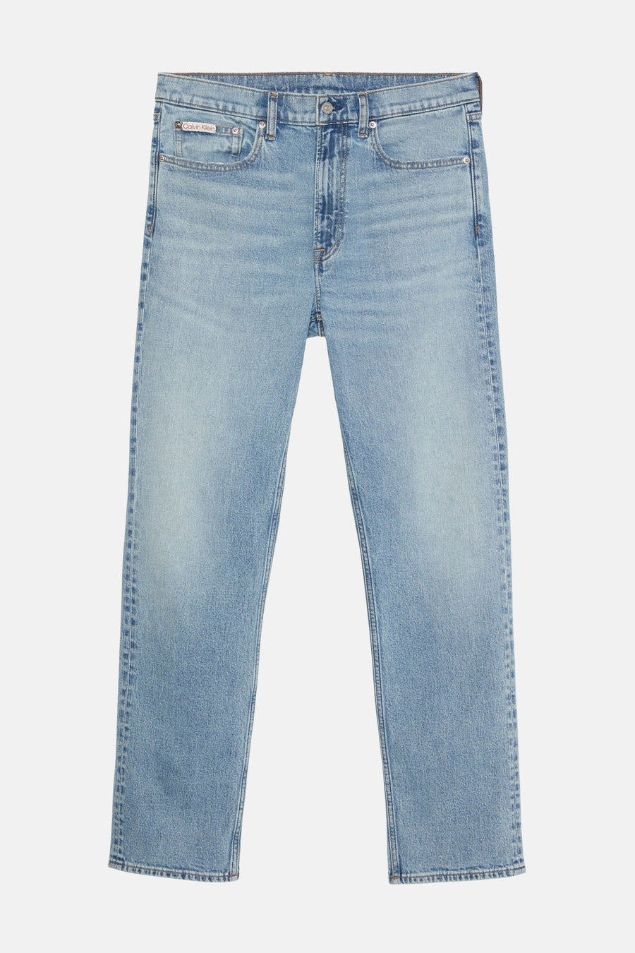 Jean droit en denim bleu clair de Calvin Klein, avec poches classiques et surpiqûres contrastées.