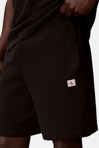 Short noir de Calvin Klein, avec ce ce taille é é et et logop sur le la.