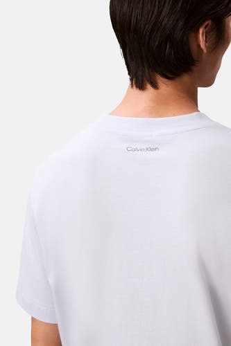T-shirt blanc à manches courtes Calvin Klein, dos montré avec logo discret en haut.