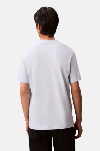 T-shirt bleu à manches courtes de Calvin Klein, vu de dos, avec un logo discret sur la nuque.