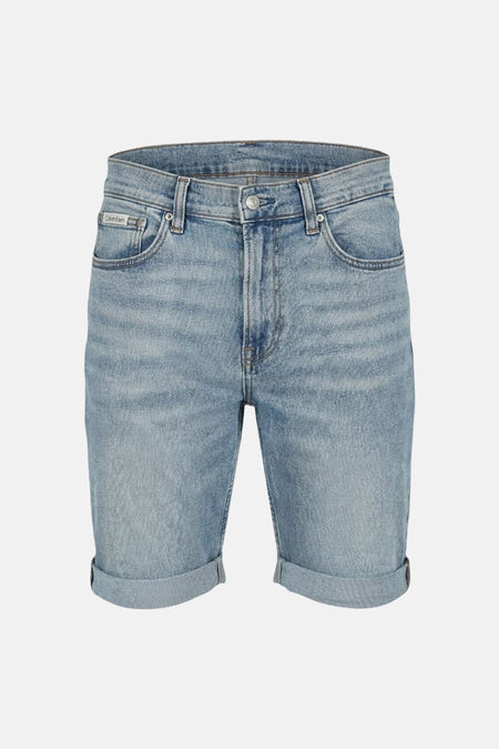 Lichtblauwe denim jeansshort van Calvin Klein met opgerolde pijpen en een merklabel.