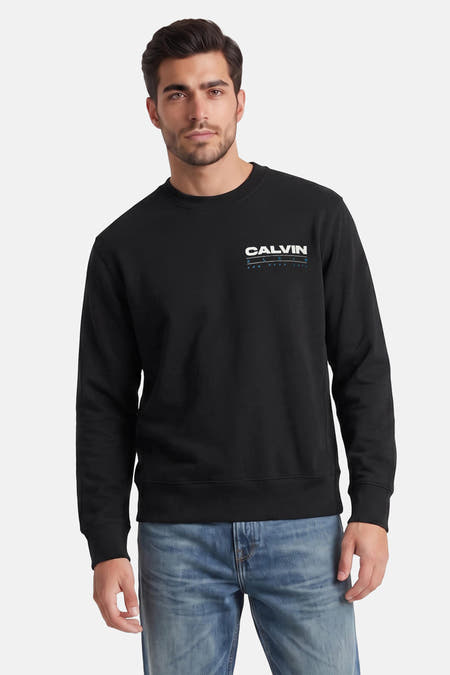 Zwarte ronde-hals sweater van Calvin Klein met wit logo op borst, gedragen met blauwe jeans, front view