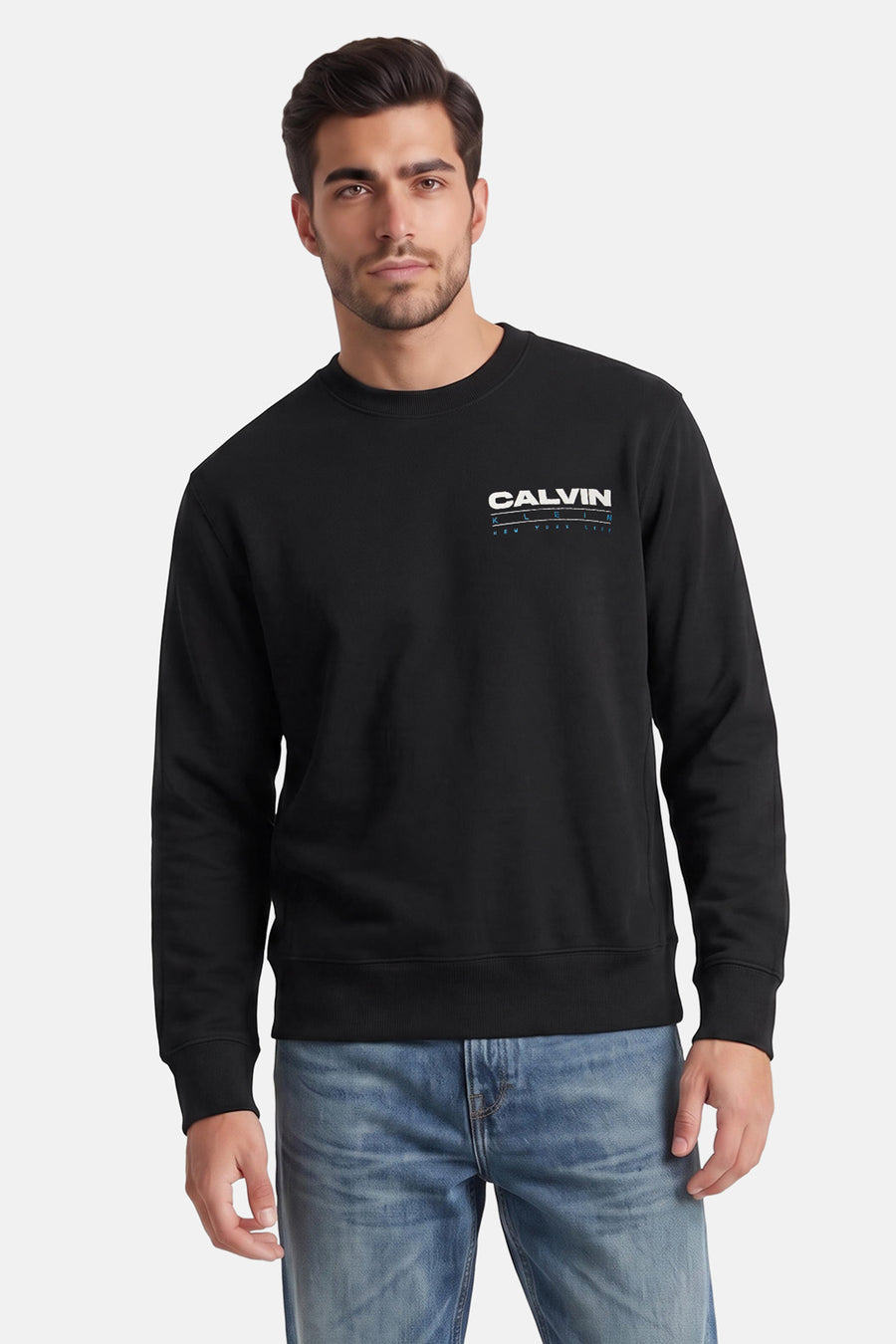 Zwarte ronde-hals sweater van Calvin Klein met wit logo op borst, gedragen met blauwe jeans, front view