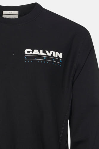 Zwarte ronde hals sweater van Calvin Klein met wit-blauw logo op borst, close-up voorzijde