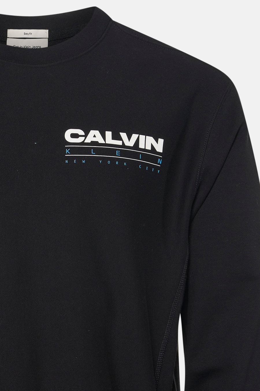 Zwarte ronde hals sweater van Calvin Klein met wit-blauw logo op borst, close-up voorzijde