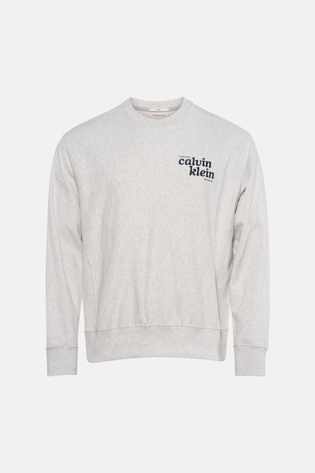 Grijze ronde hals sweater van Calvin Klein met klein logo op borst, lichte melange stof, front view