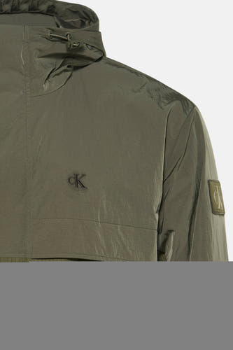 Kaki korte jas van Calvin Klein met capuchon, glanzend materiaal en CK-logo op borst en mouw, close-up zijaanzicht