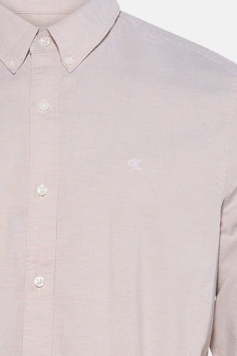 Ecru overhemd van Calvin Klein met fijne streep, witte knopen en klein logo op borst, close-up voorzijde