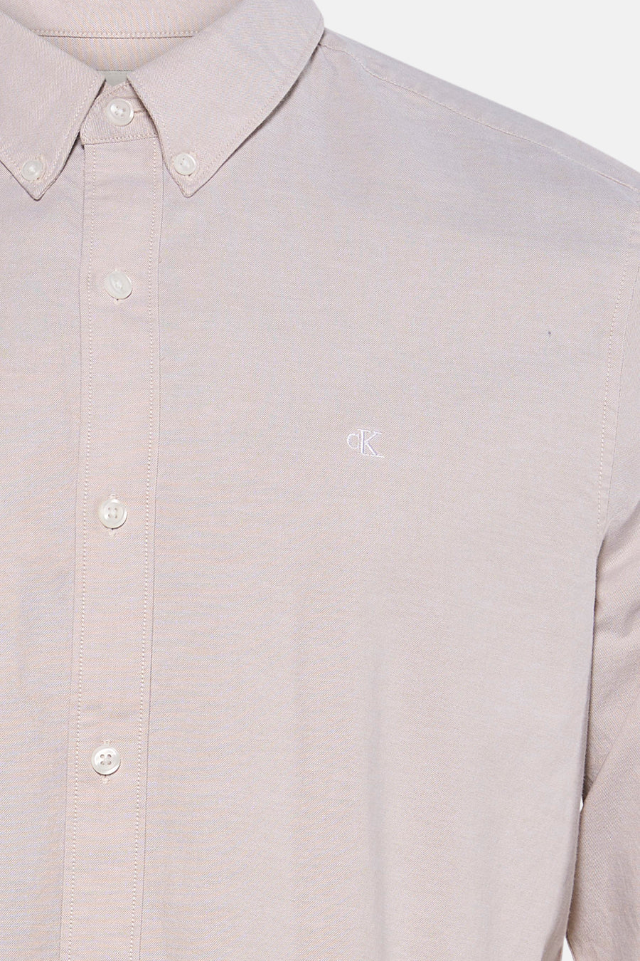 Ecru overhemd van Calvin Klein met fijne streep, witte knopen en klein logo op borst, close-up voorzijde