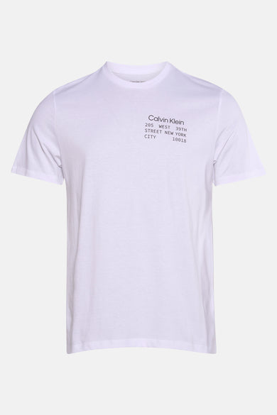 Wit T-shirt met korte mouwen van Calvin Klein, met een bedrukte tekst op de borst.
