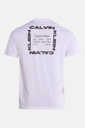 T-shirt blanc à manches courtes de Calvin Klein, avec une impression noire sur le dos.