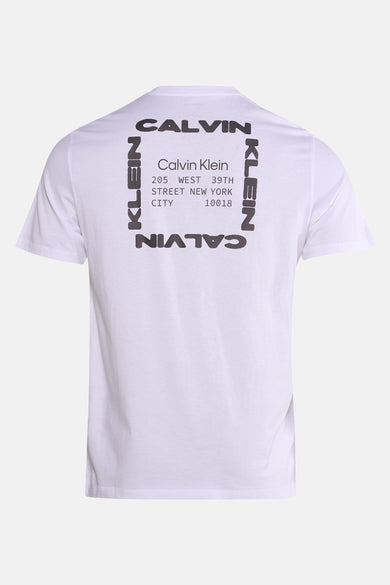 Wit T-shirt met korte mouwen van Calvin Klein, met een zwarte opdruk op de achterkant.

