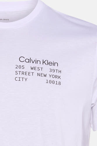 T-shirt blanc à manches courtes de Calvin Klein, avec un texte d'une adresse à New York.