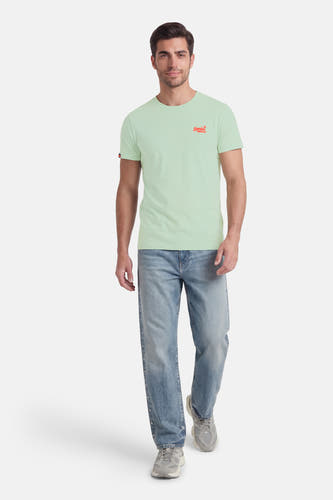 Groen T-shirt met korte mouwen van SUPERDRY, gedragen met blauwe jeans en grijze sneakers.