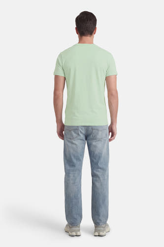 Groen T-shirt met korte mouwen van SUPERDRY, met een effen kleur en gedragen met jeans en sneakers.
