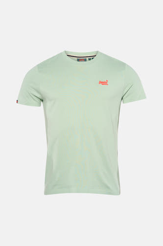 T-shirt vert à manches courtes de SUPERDRY, porté avec un jean bleu et des baskets grises.