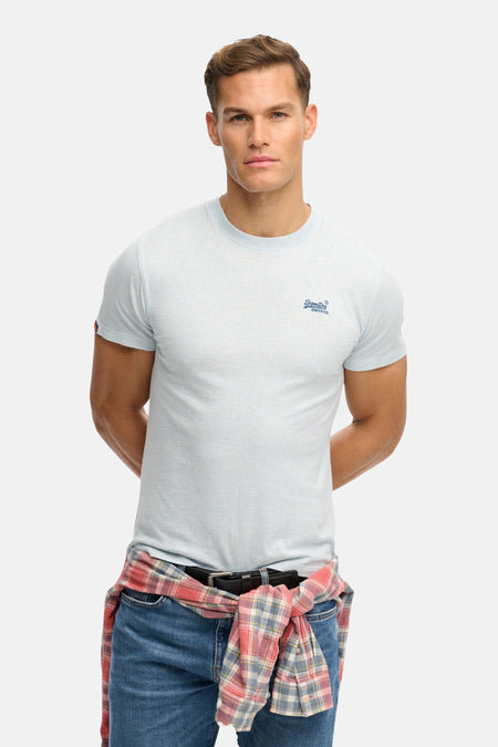Lichtblauwe korte mouwen T-shirt van SUPERDRY met klein logo op borst, gedragen met geruit overhemd om taille, front view
