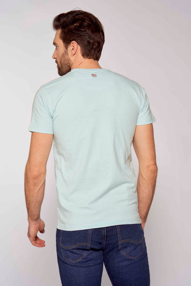 Lichtblauwe korte mouwen T-shirt van Petrol Industries®, achterzijde weergegeven, met klein label aan nek, gedragen met donkerblauwe jeans.