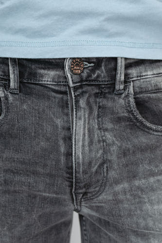 Jean court bleu marine de Petrol Industries avec un effet stone washed et une fermeture à glissière métallique.
