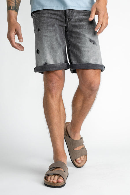 Donkerblauwe jeansshort van Petrol Industries met destroyed details en opgerolde pijpen.