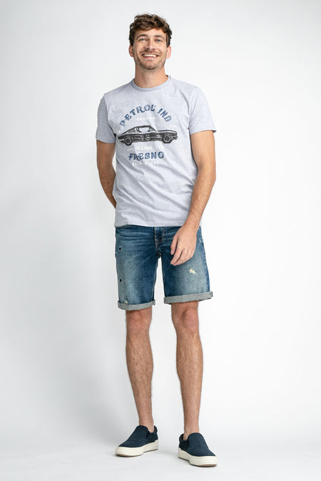 Denim jeansshort van Petrol Industries® met slijtageplekken en opgerolde pijpen.