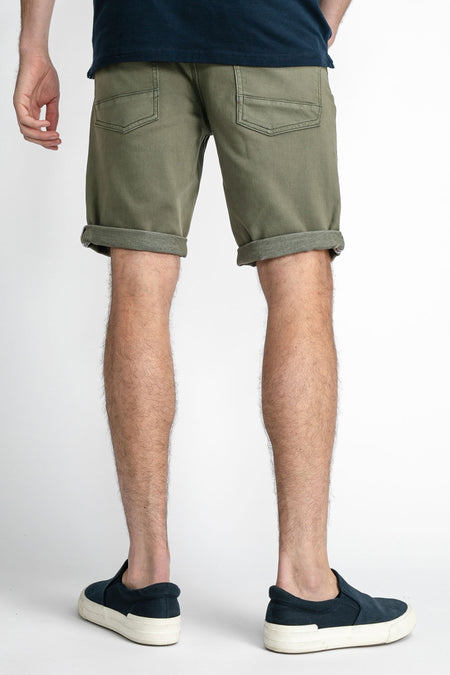 Groene jeansshort met opgerolde pijpen van Petrol Industries®, achterzijde met twee zakken, casual look, model in donkerblauw shirt en sneakers