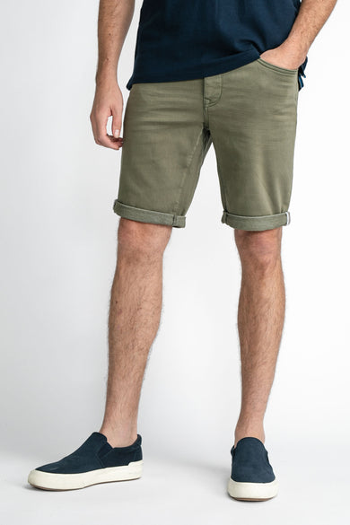 Groene jeansshort met opgerolde pijpen van Petrol Industries®, gedragen met donkerblauw shirt en slip-ons, front view
