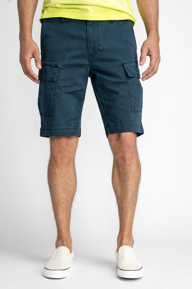 Blauwe cargo shorts van Petrol Industries® met grote zijzakken, gedragen met een neongele t-shirt en witte sneakers, front view.