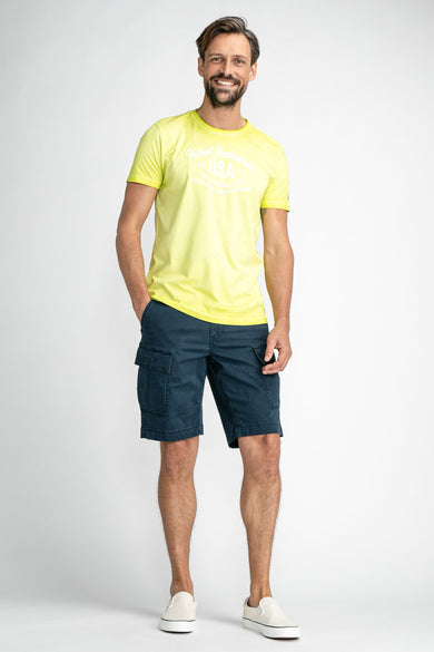Blauwe cargo shorts van Petrol Industries® met grote zakken, gedragen met gele t-shirt en witte sneakers, front view