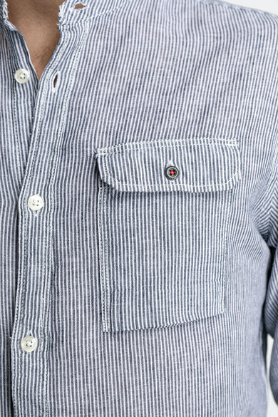 Chemise à manches longues rayée bleue de Petrol Industries® avec poche poitrine et boutons blancs, gros plan avant