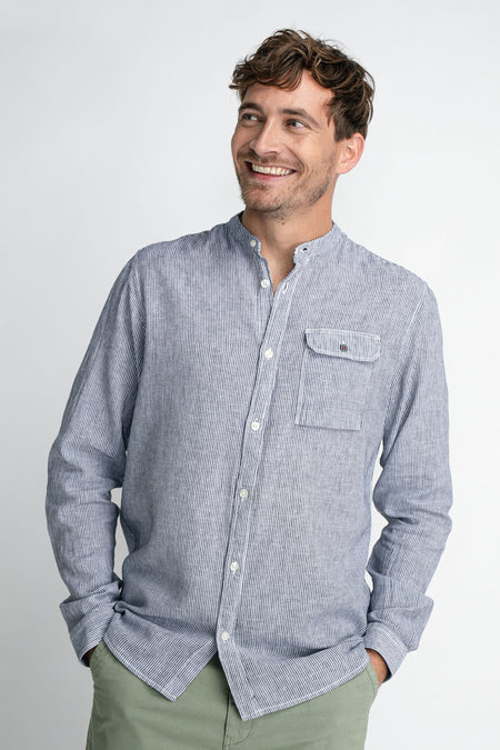 Chemise à manches longues rayée bleue de Petrol Industries® avec fermeture à boutons et poche poitrine, portée par un mannequin dans une photo lifestyle