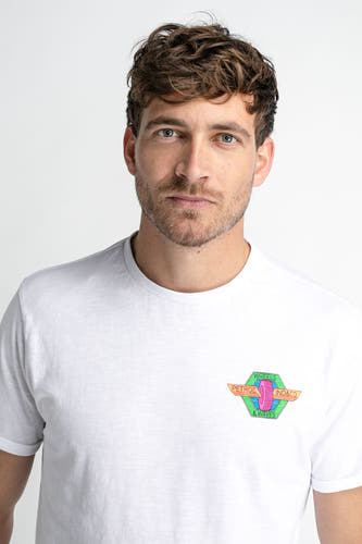 Wit T-shirt van Petrol Industries met korte mouwen en een opvallende grafische print op de borst.
