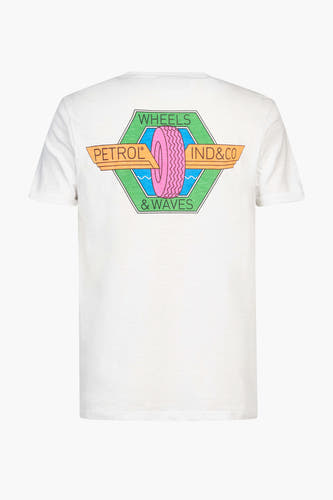 Wit T-shirt van Petrol Industries® met Wheels & Waves-print op de achterkant.
